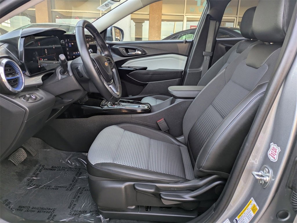 Used 2025 Chevrolet Trax LT w/ LT Convenience Package image 24