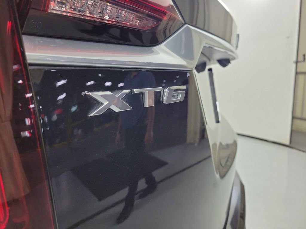 Used 2023 Cadillac XT6 Premium Luxury w/ Technology Package FWD image 6