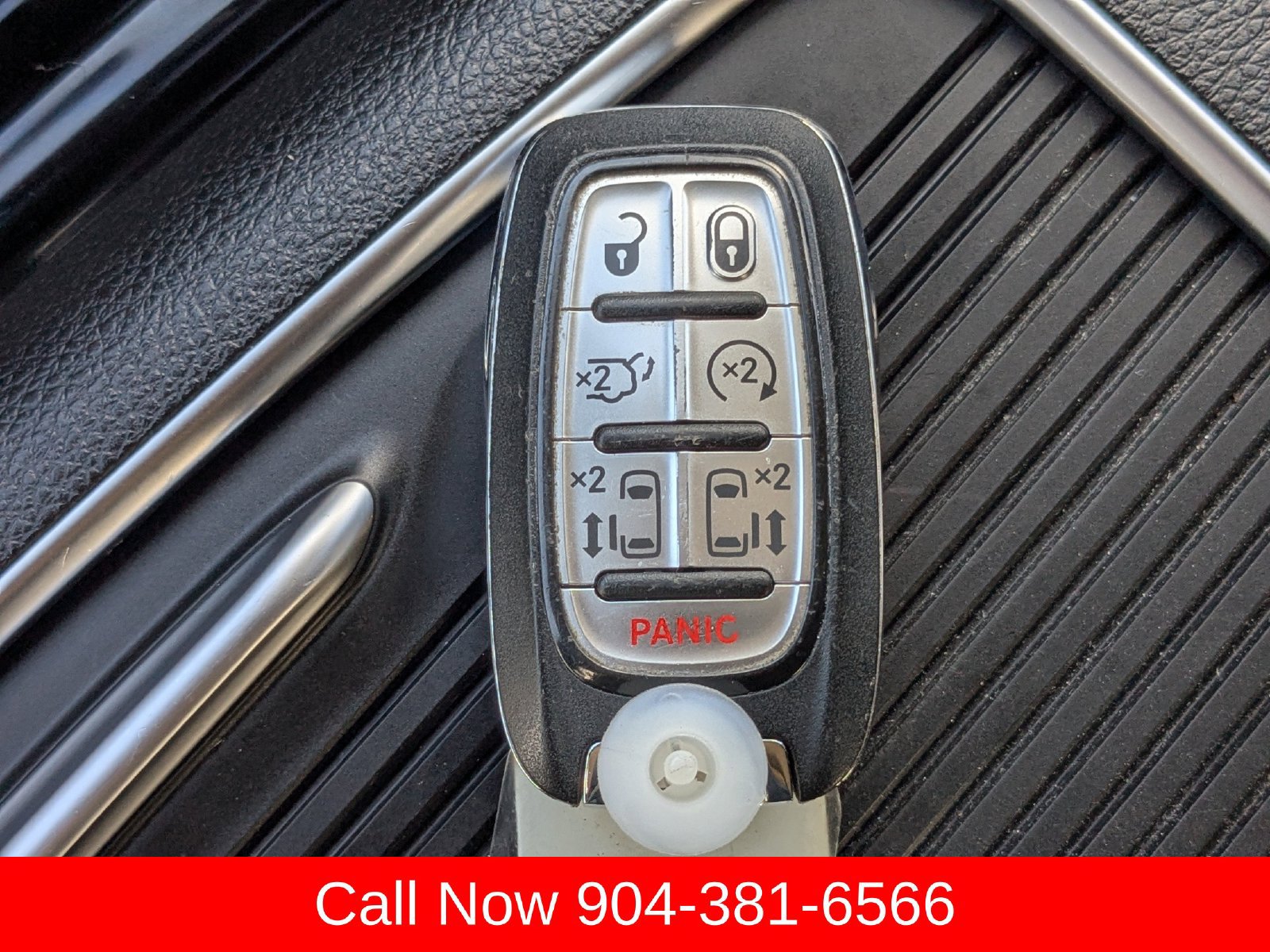 Used 2024 Chrysler Pacifica Limited FWD image 32