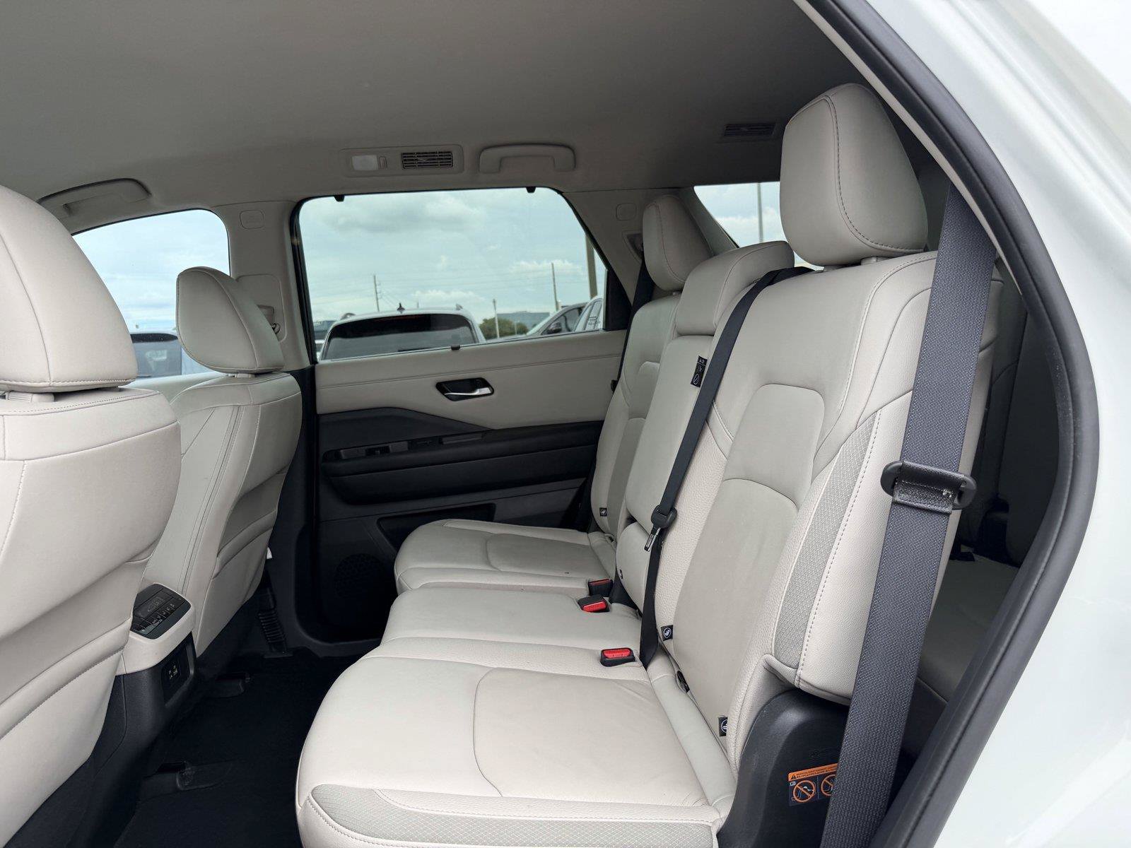 Used 2024 Nissan Pathfinder SL AWD/4WD image 18