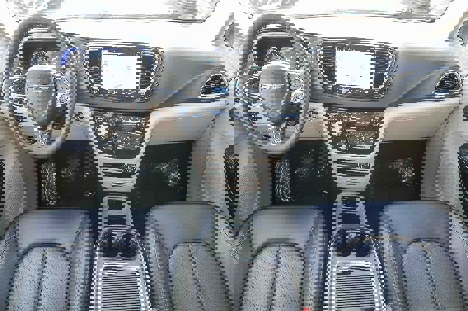 Used 2024 Chrysler Pacifica Touring-L image 11