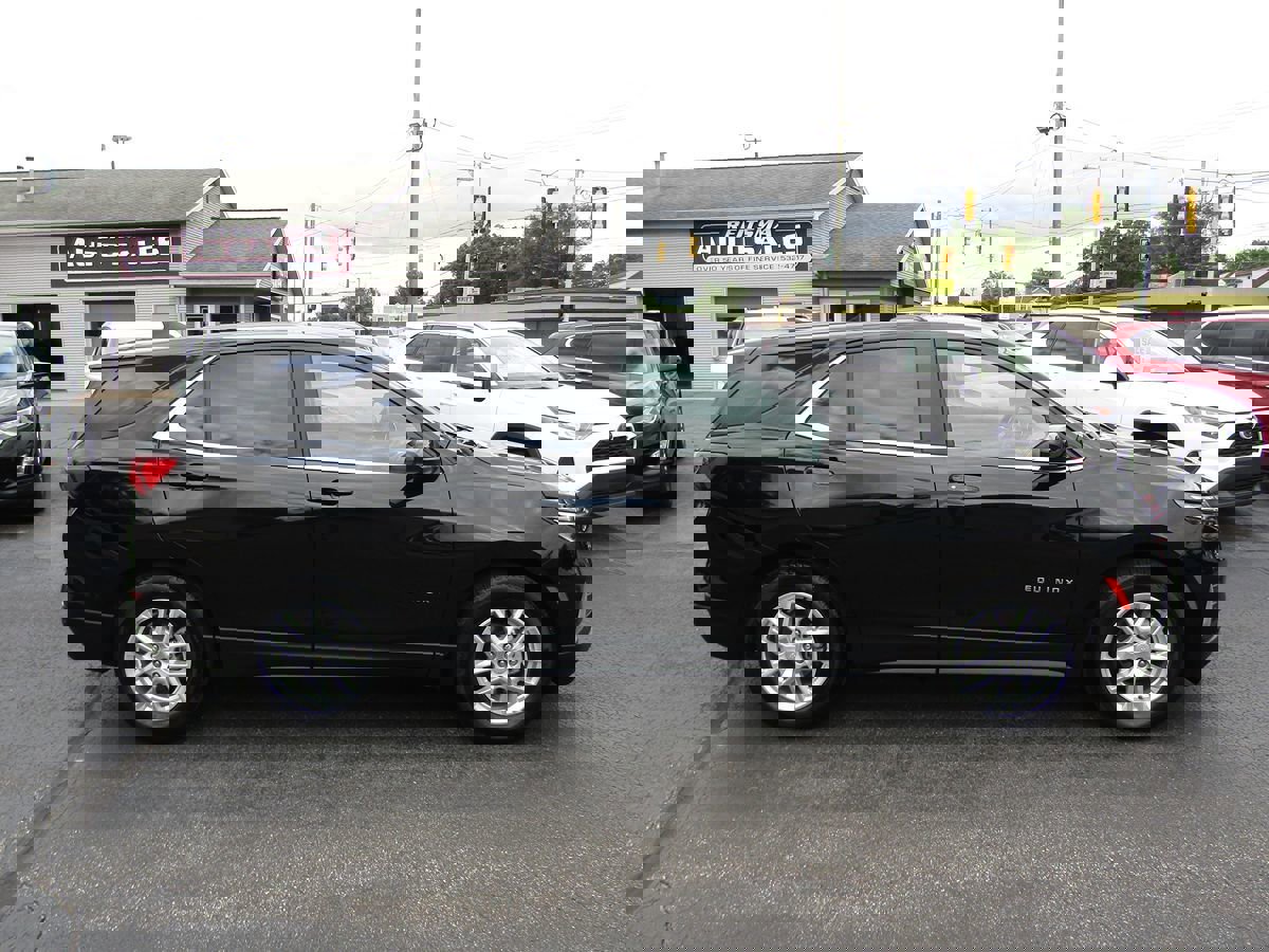 Used 2023 Chevrolet Equinox LT image 2