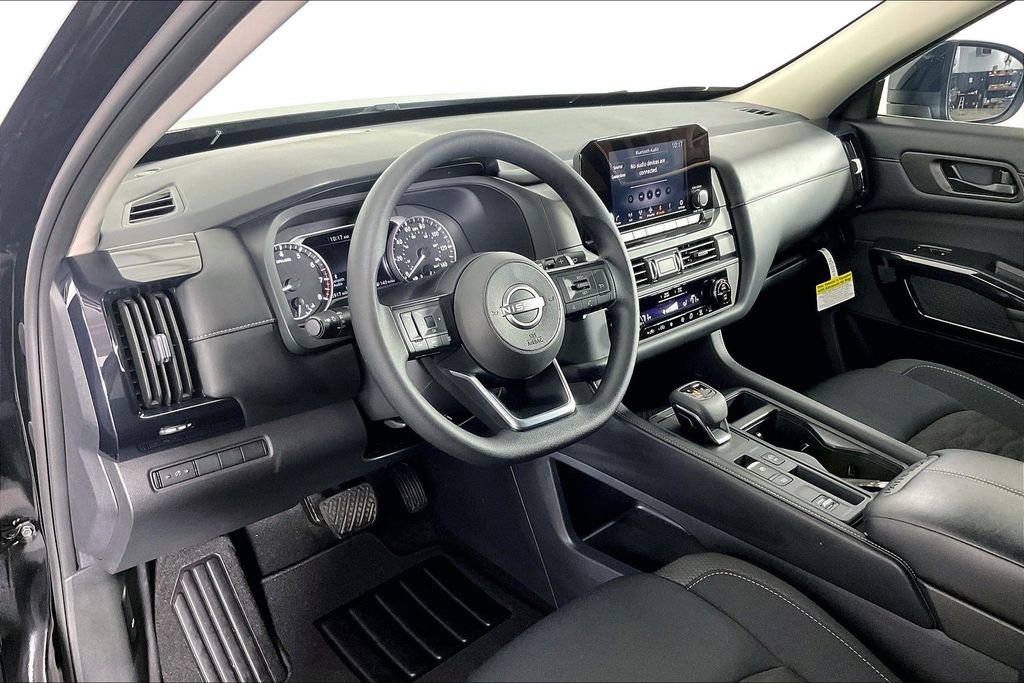 Certified 2025 Nissan Pathfinder S image 18