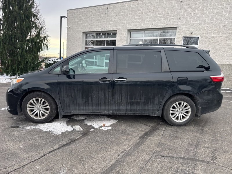 Used 2017 Toyota Sienna XLE image 6