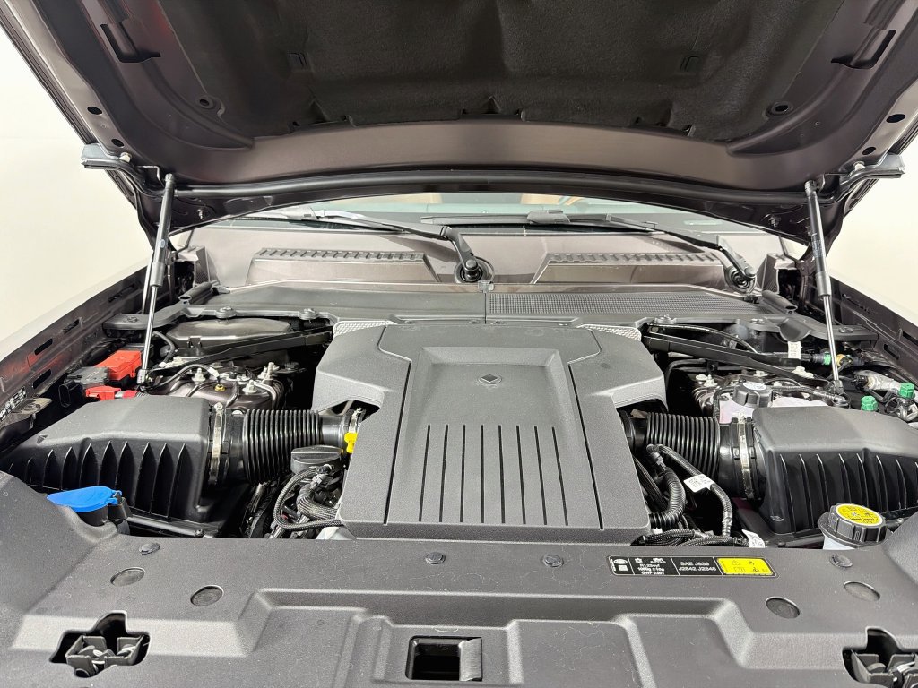 New 2026 Land Rover Defender 110 OCTA AWD/4WD image 32