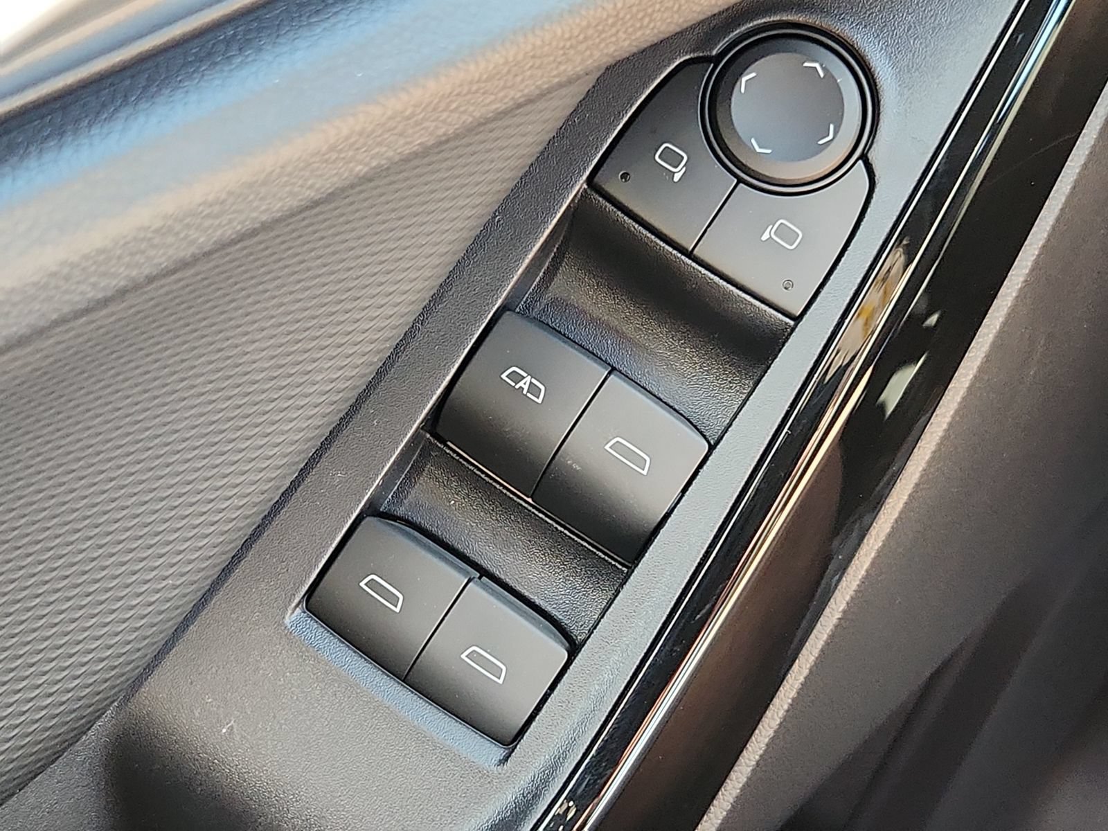 New 2027 Chevrolet Equinox LT w/ Safety and Technology Package FWD image 19