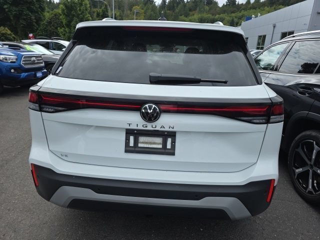 Used 2025 Volkswagen Tiguan SE FWD image 3