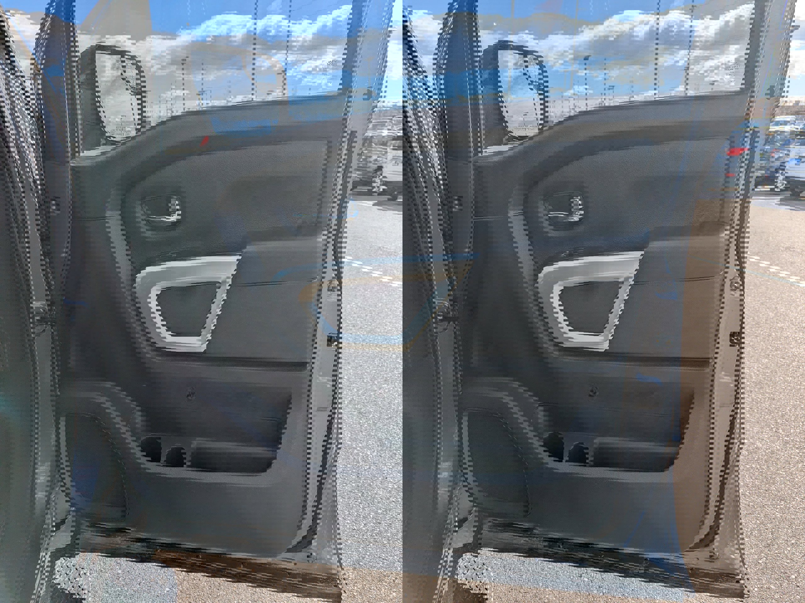 Used 2020 Nissan Titan SV w/ SV Convenience Package image 39