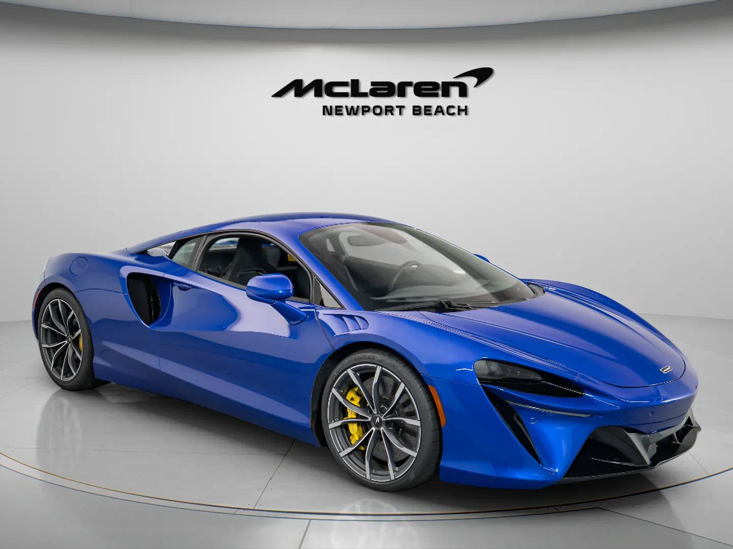 Used 2024 McLaren Artura RWD image 17