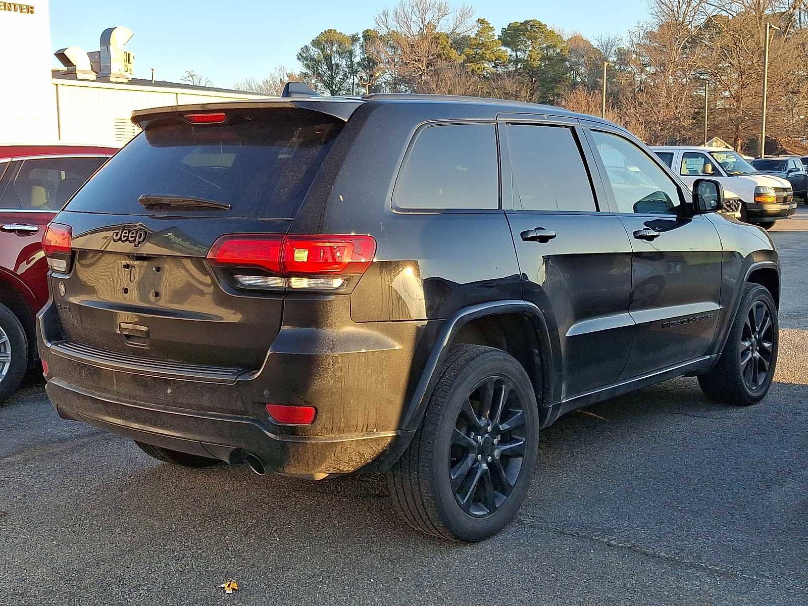 Used 2022 Jeep Grand Cherokee Laredo X image 3