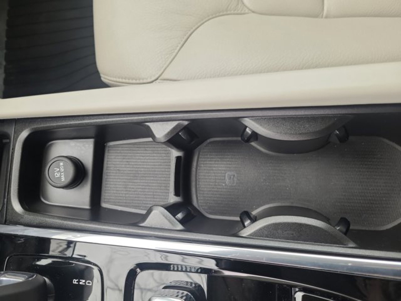 Used 2023 Volvo XC90 B6 Plus w/ Protection Package image 34