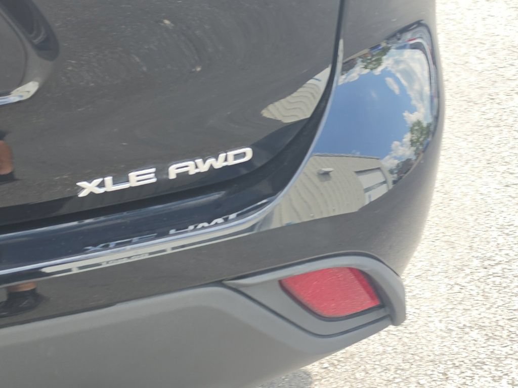 Used 2021 Toyota Highlander XLE AWD/4WD image 8