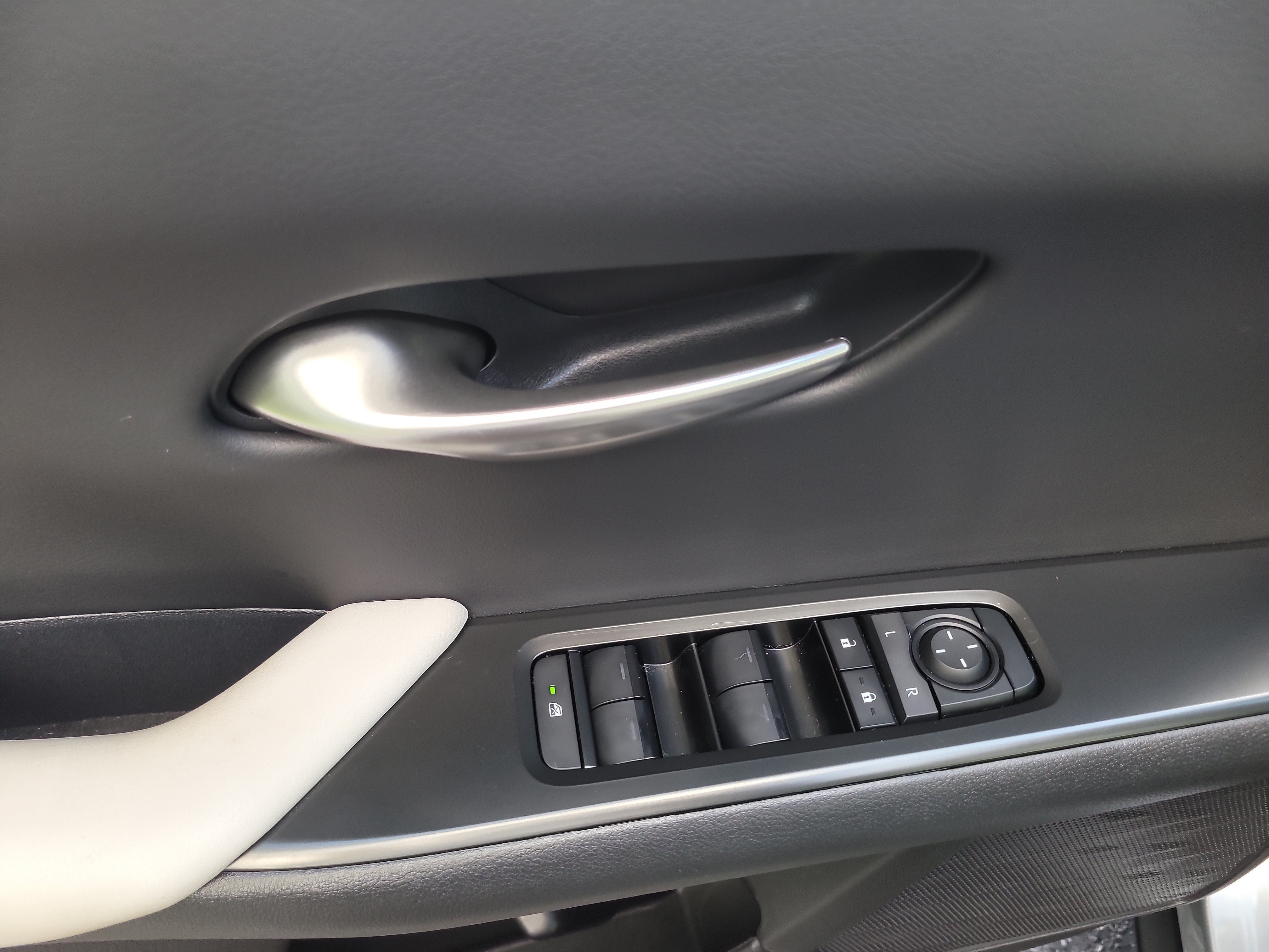Used 2025 Lexus UX 300h FWD w/ Accessory Package (Z1) image 18