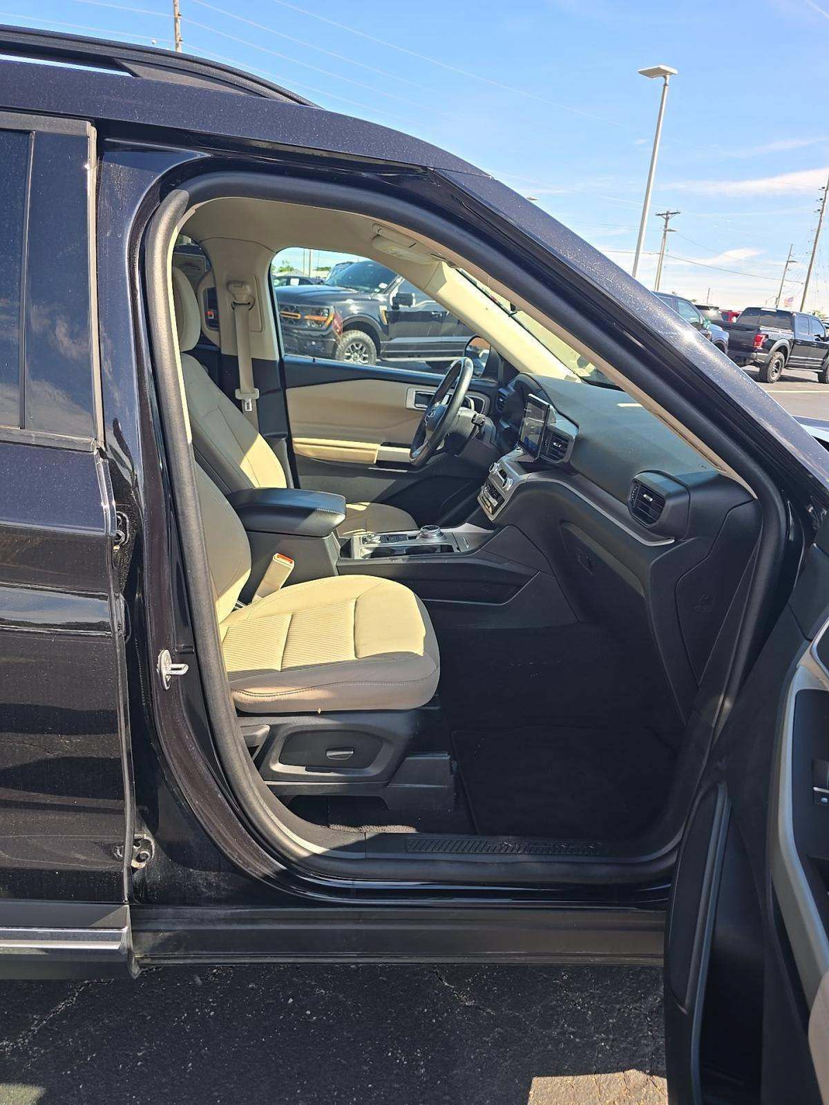 Used 2023 Ford Explorer XLT AWD/4WD image 10