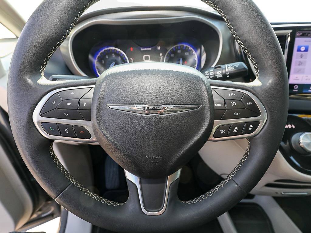 Used 2022 Chrysler Pacifica Touring-L image 15