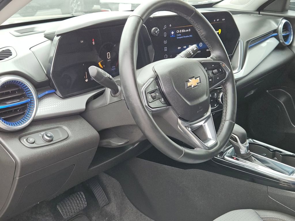 Used 2025 Chevrolet Trax LT w/ LT Convenience Package FWD image 13