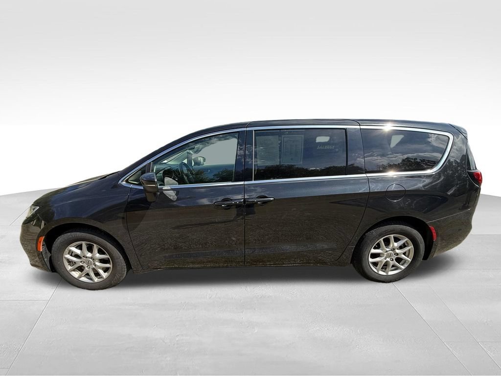 Used 2023 Chrysler Pacifica Touring-L FWD image 3
