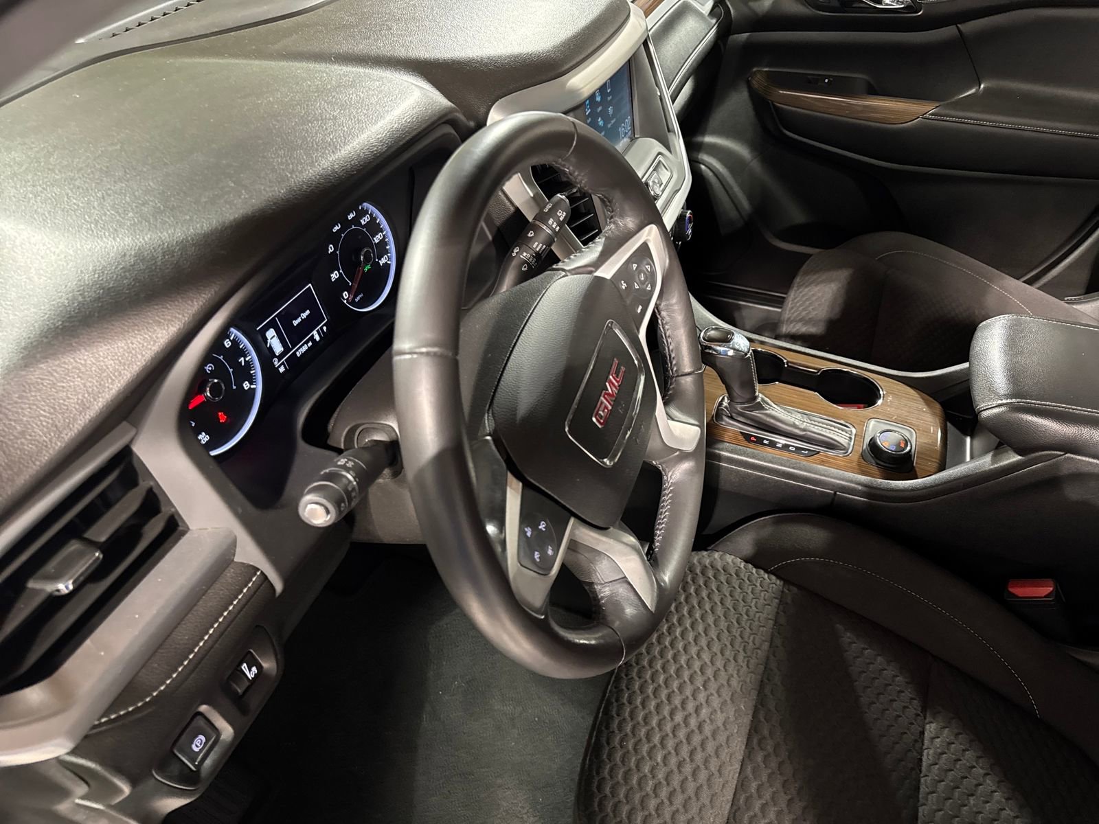 Used 2019 GMC Acadia SLE image 23