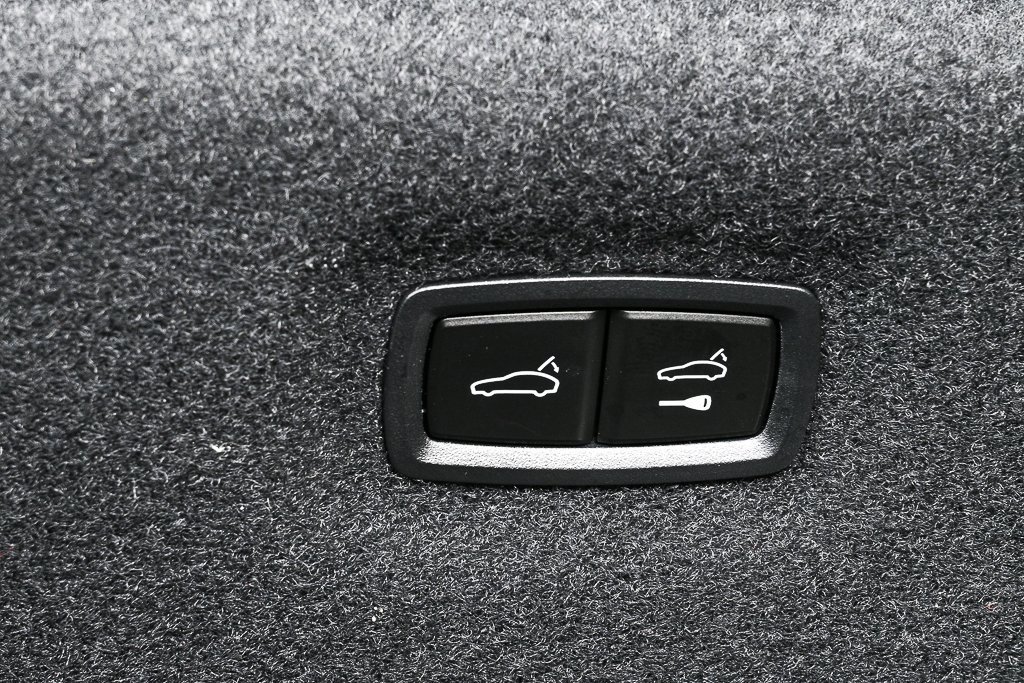 Certified 2025 Porsche Taycan image 31