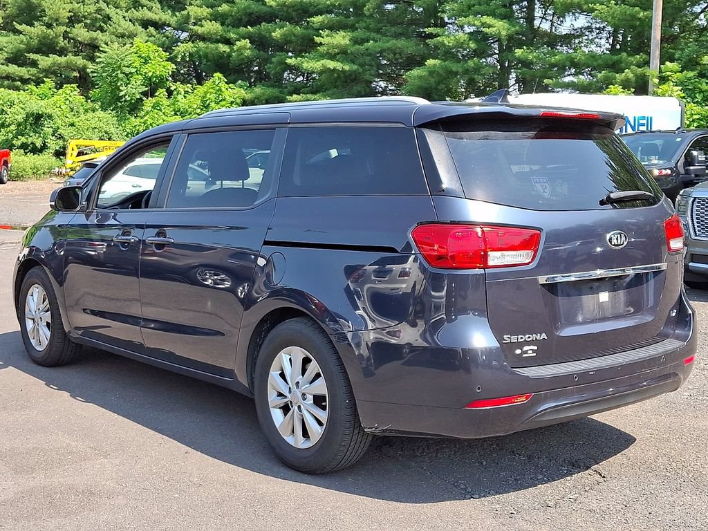 Used 2017 Kia Sedona LX w/ LX Essentials Premium Package FWD image 4