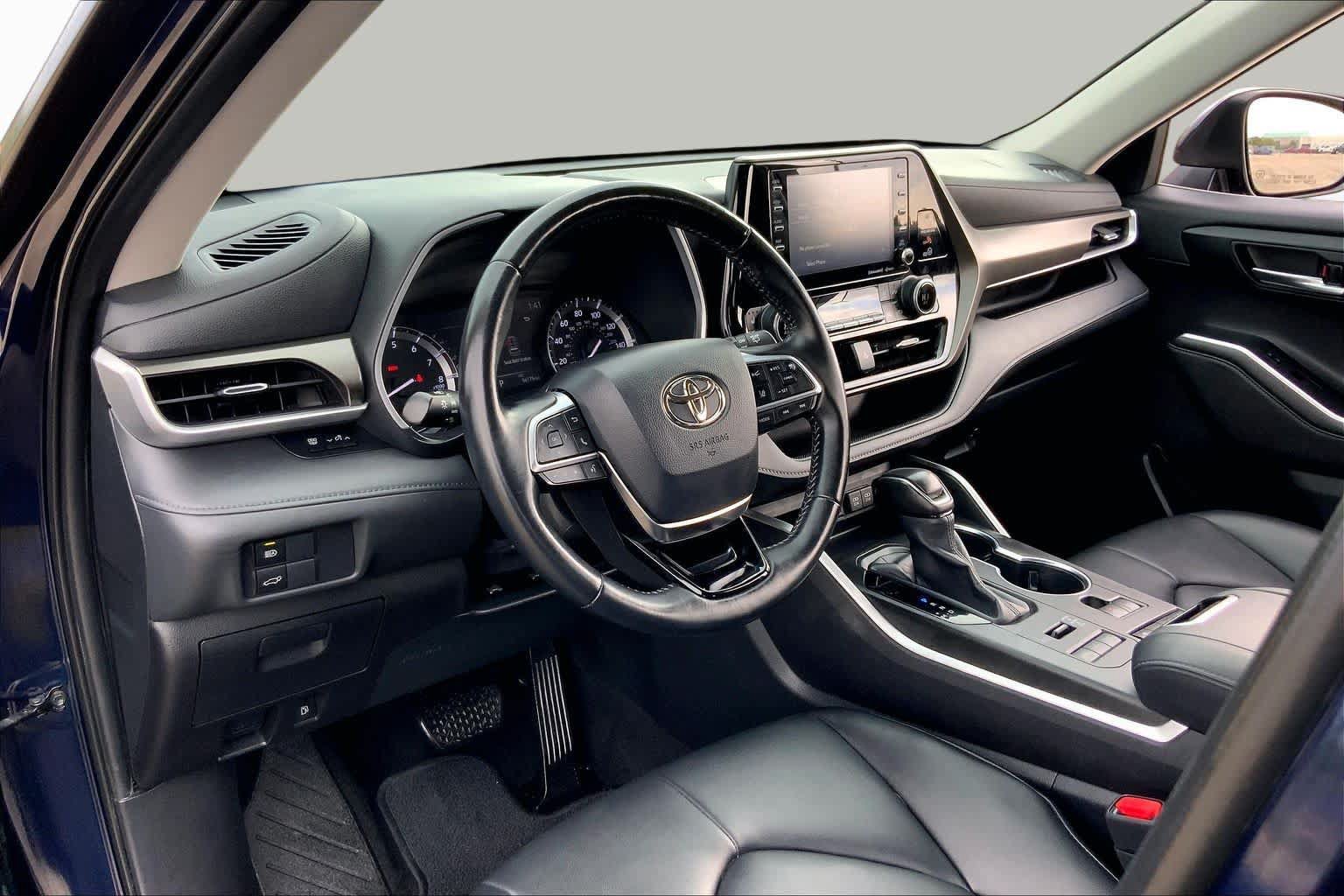 Used 2020 Toyota Highlander XLE AWD/4WD image 17