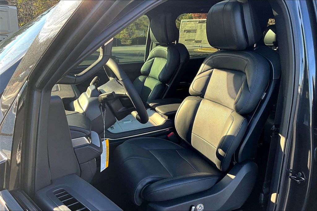 New 2025 Lincoln Navigator Reserve w/ Jet Appearance Package image 9