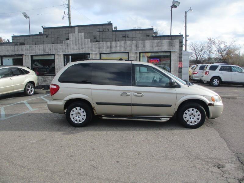 Used 2005 Chrysler Town & Country w/ Popular Equipment Group I FWD image 2