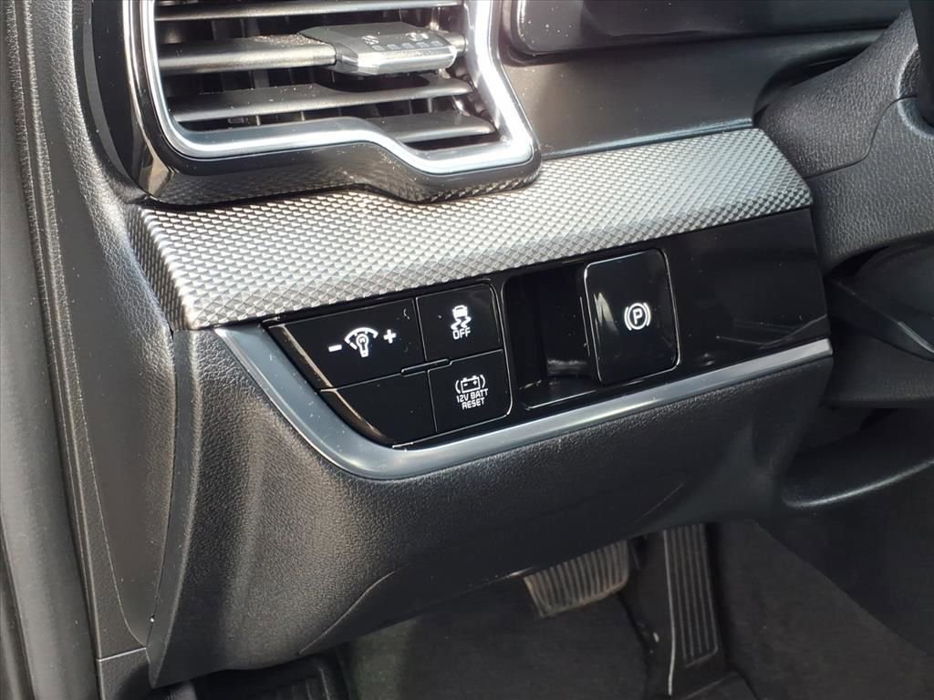 Used 2023 Kia Sportage LX image 16