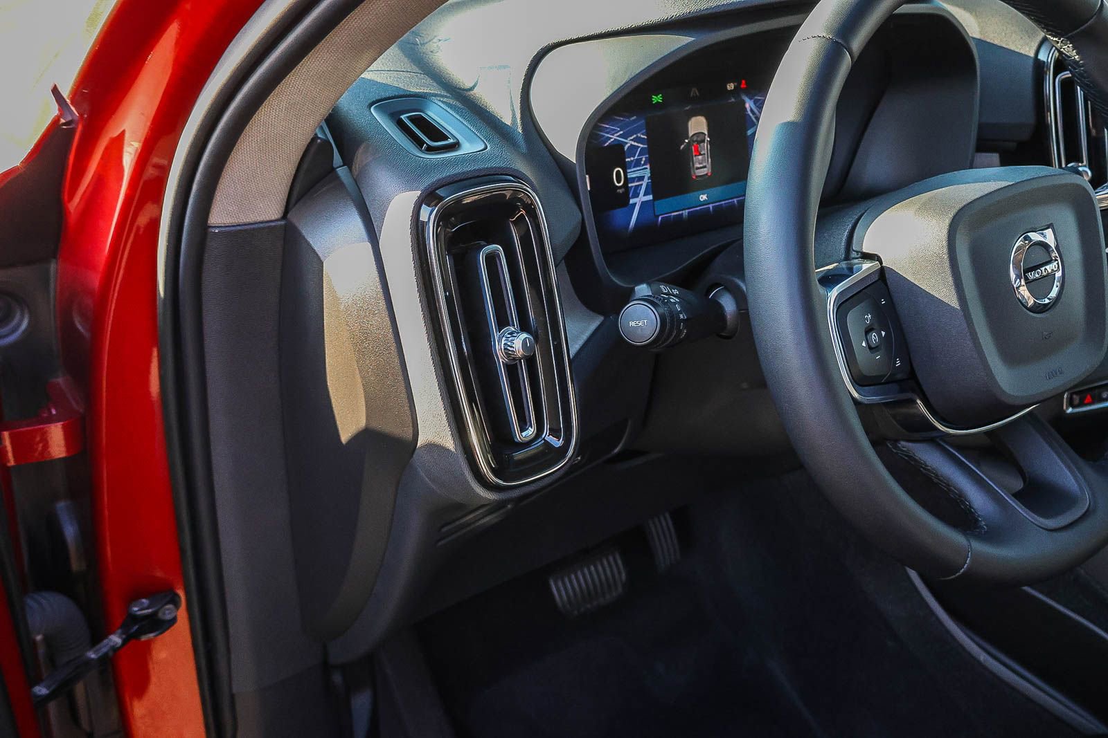 Used 2023 Volvo XC40 B5 Ultimate w/ Protection Package Premier image 33