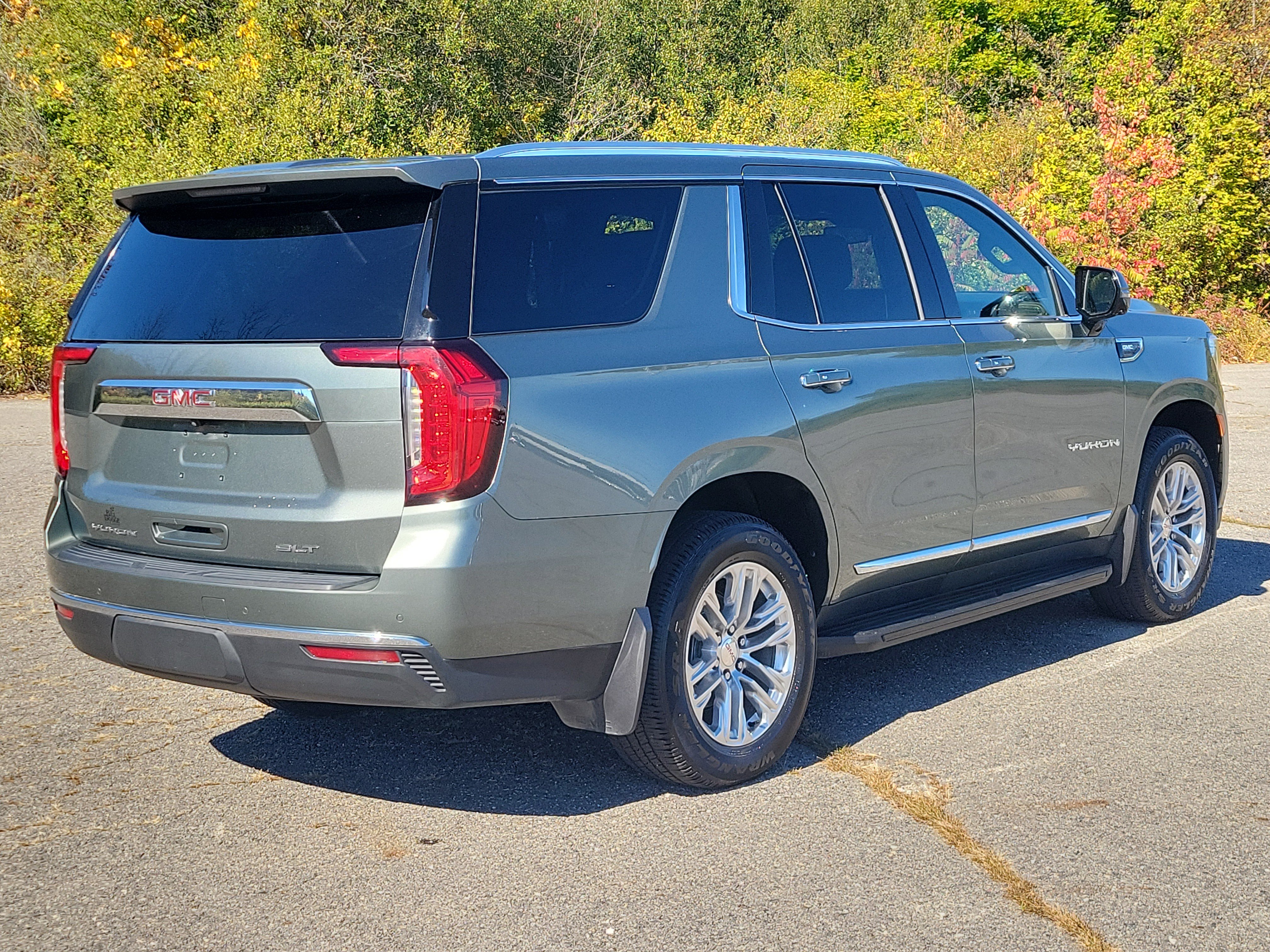 Used 2023 GMC Yukon SLT w/ SLT Premium Package AWD/4WD image 5