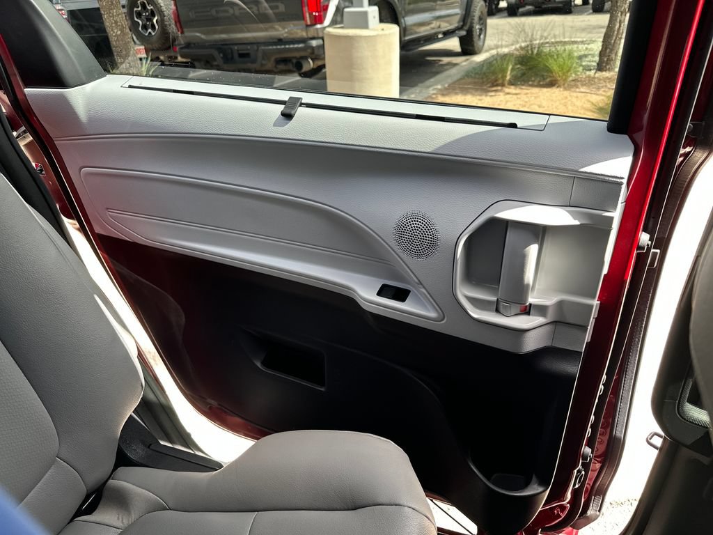 Used 2025 Toyota Sienna XLE FWD image 37