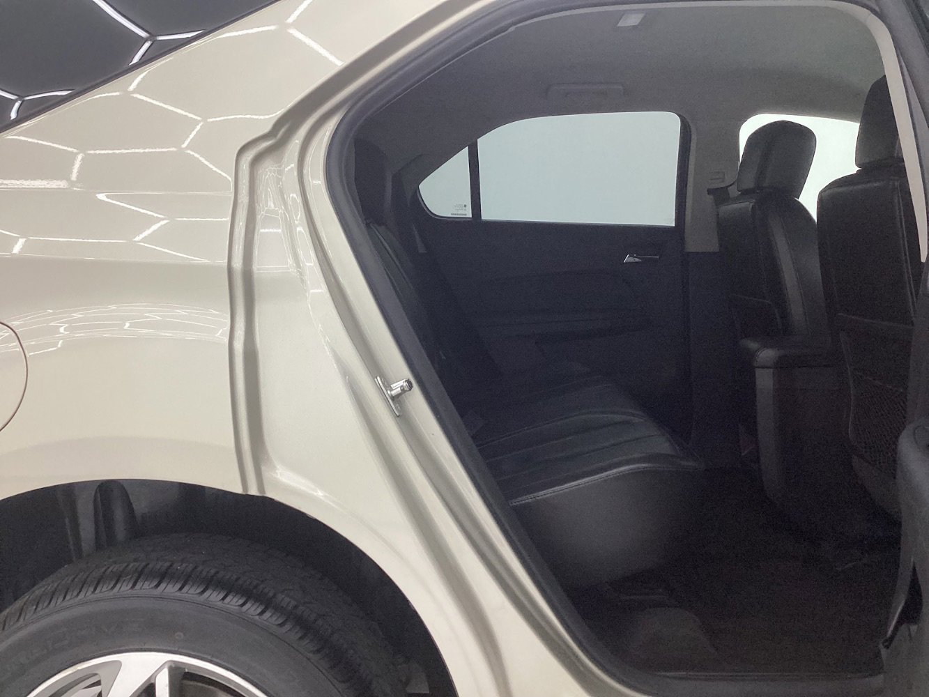 Used 2016 Chevrolet Equinox LTZ w/ Enhanced Convenience Package image 21