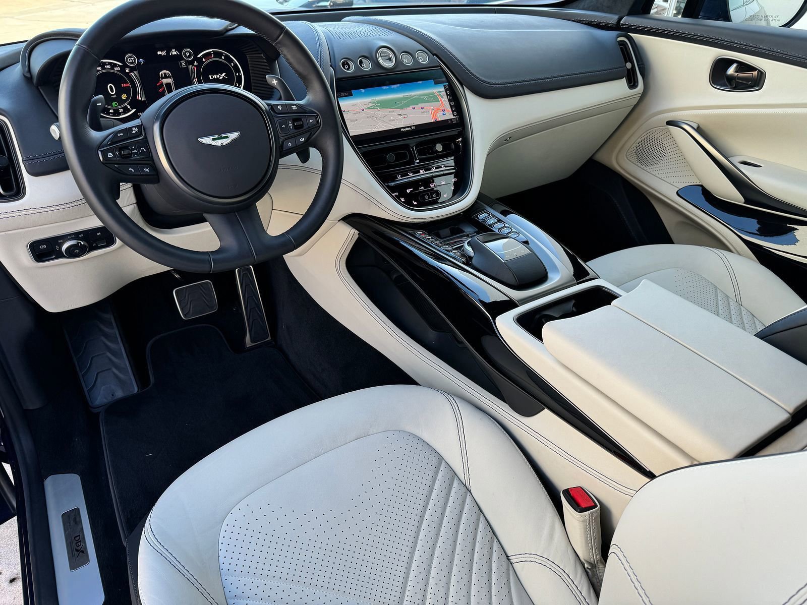 Used 2022 Aston Martin DBX Base image 3