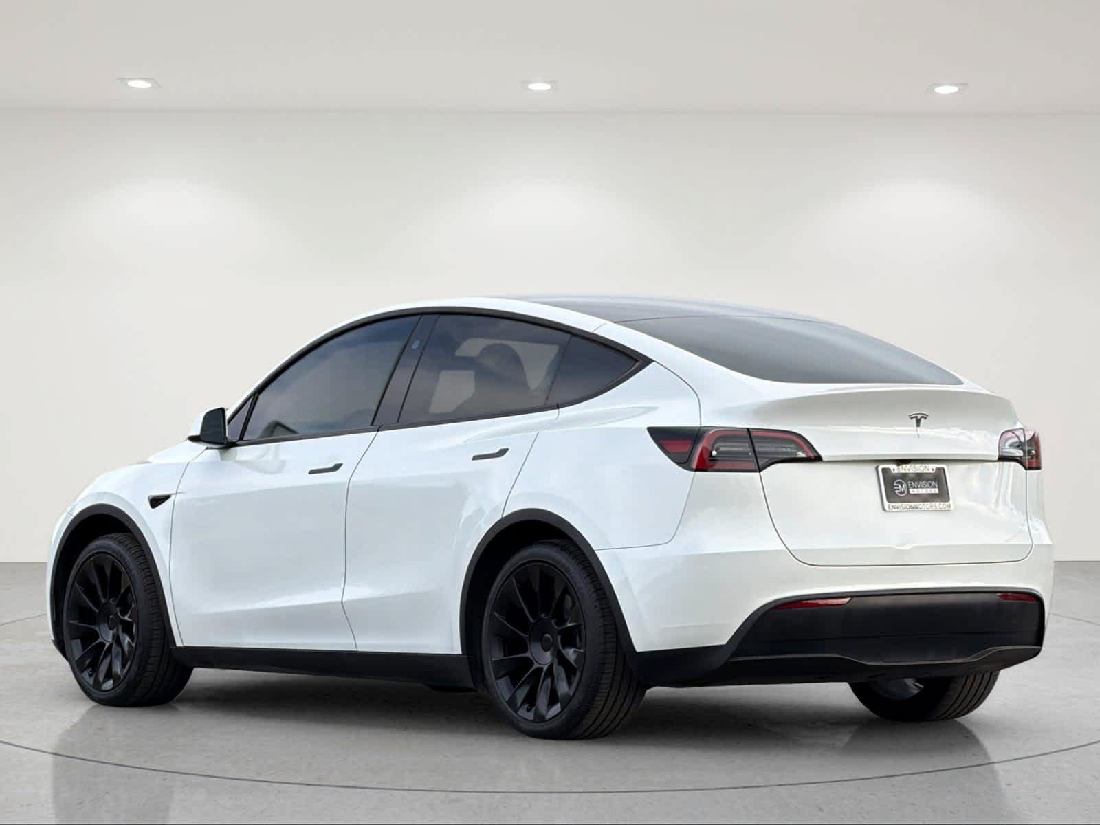 Used 2024 Tesla Model Y 2WD image 3