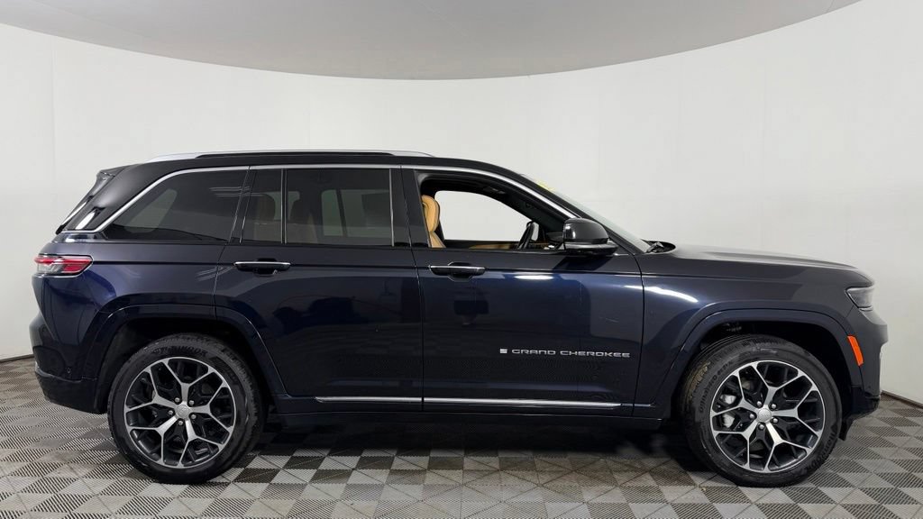 Used 2023 Jeep Grand Cherokee Summit AWD/4WD image 10