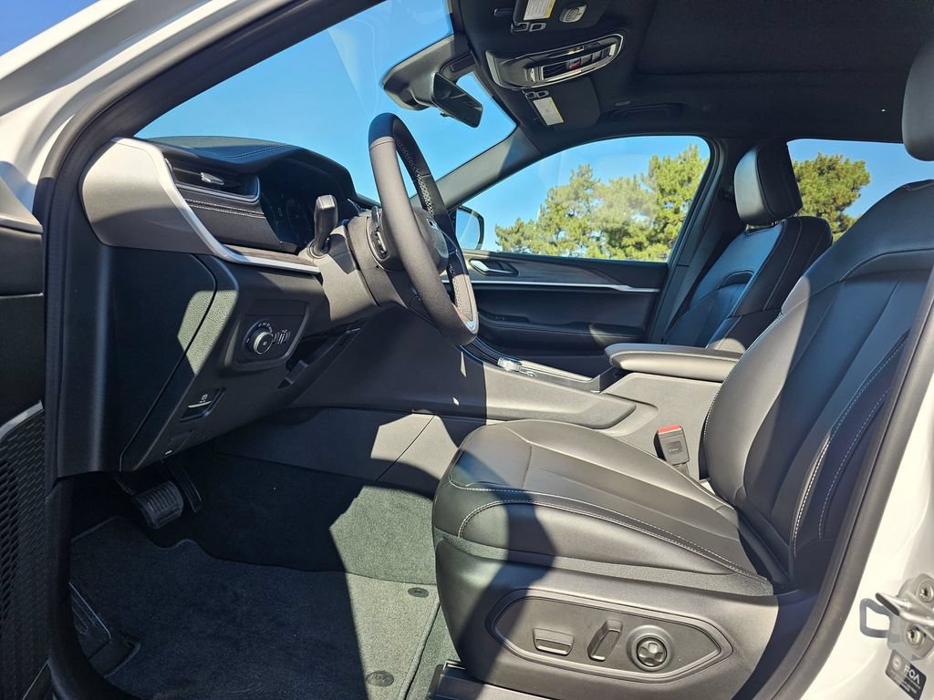 New 2025 Jeep Grand Cherokee L Limited w/ Black Appearance Package AWD/4WD image 11