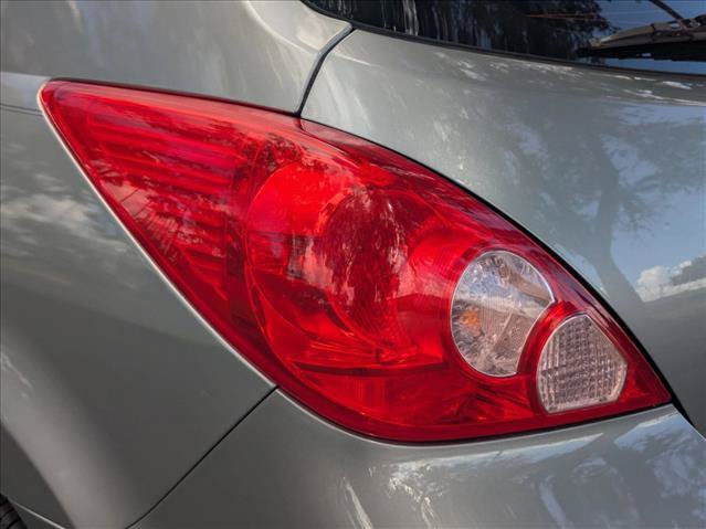 Used 2011 Nissan Versa Hatchback w/ Premium Pkg FWD image 21