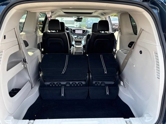 Used 2023 Chrysler Pacifica Limited FWD image 11