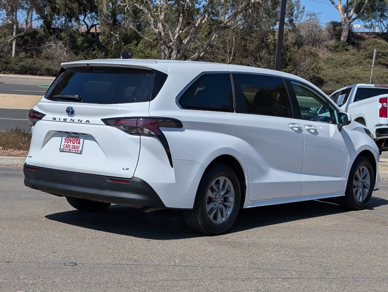 Used 2025 Toyota Sienna LE FWD image 14