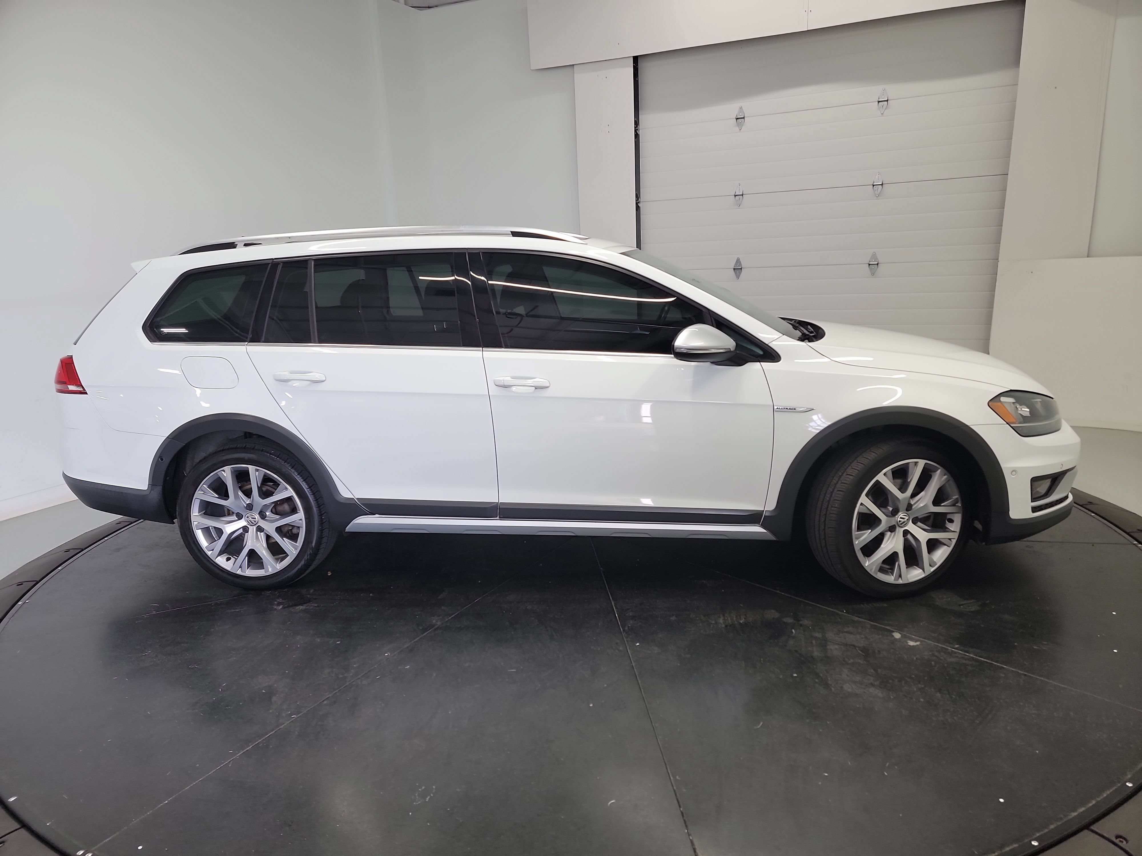 Used 2017 Volkswagen Golf Alltrack SEL AWD/4WD image 19