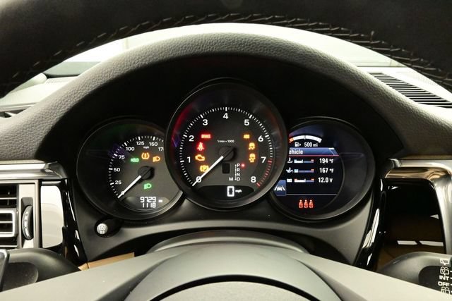 Certified 2025 Porsche Macan AWD/4WD image 9