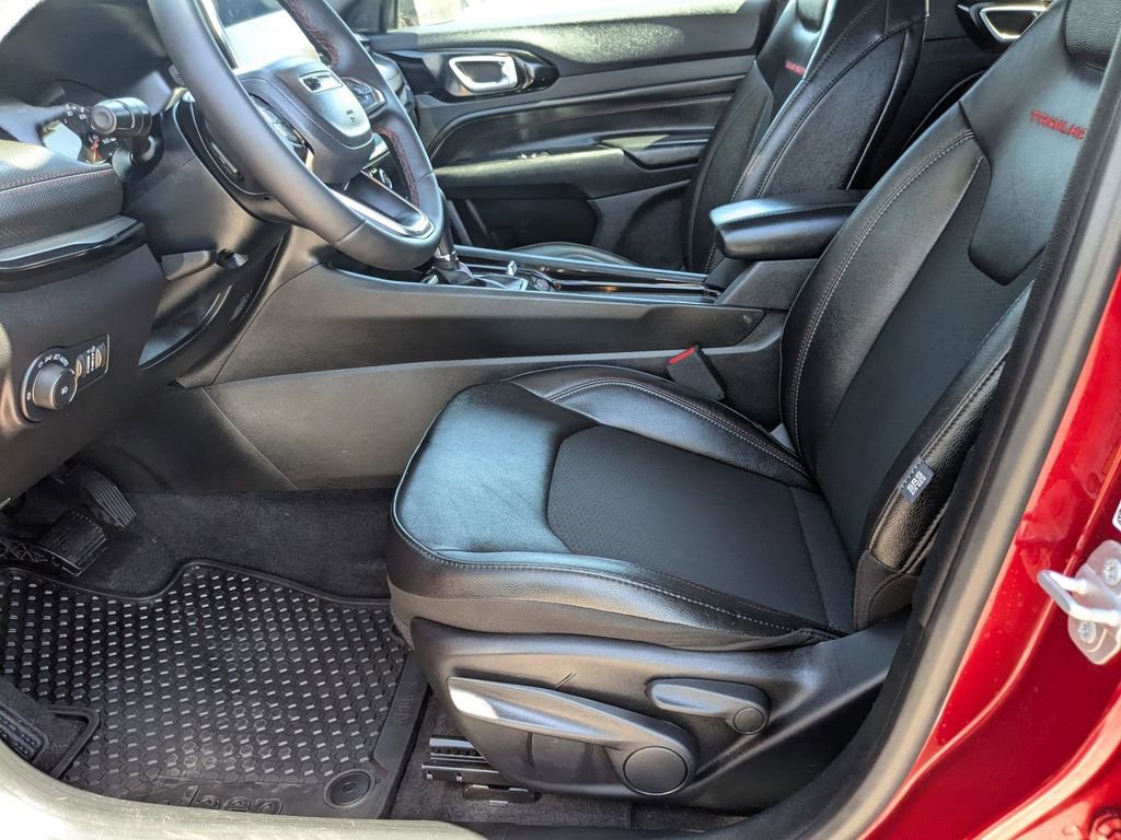 Used 2025 Jeep Compass Trailhawk image 11