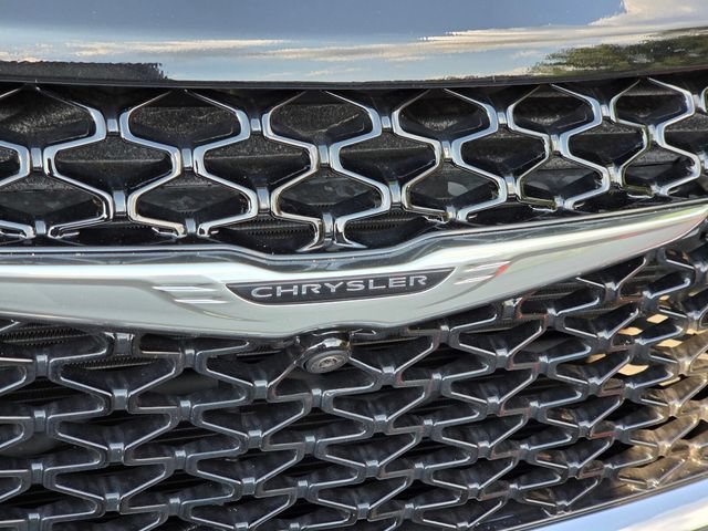 Used 2025 Chrysler Pacifica Select FWD image 13