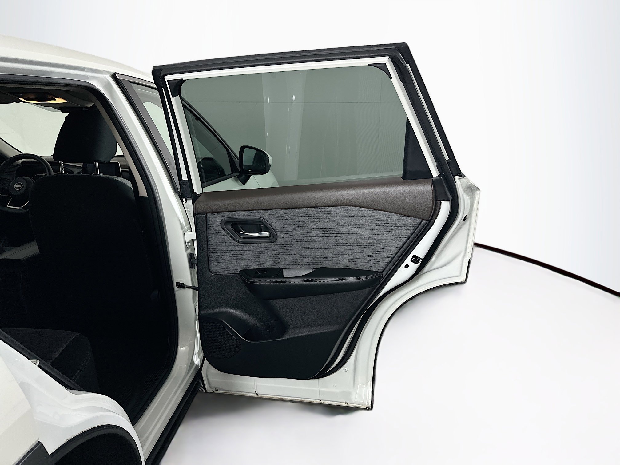 Used 2023 Nissan Rogue SV image 30