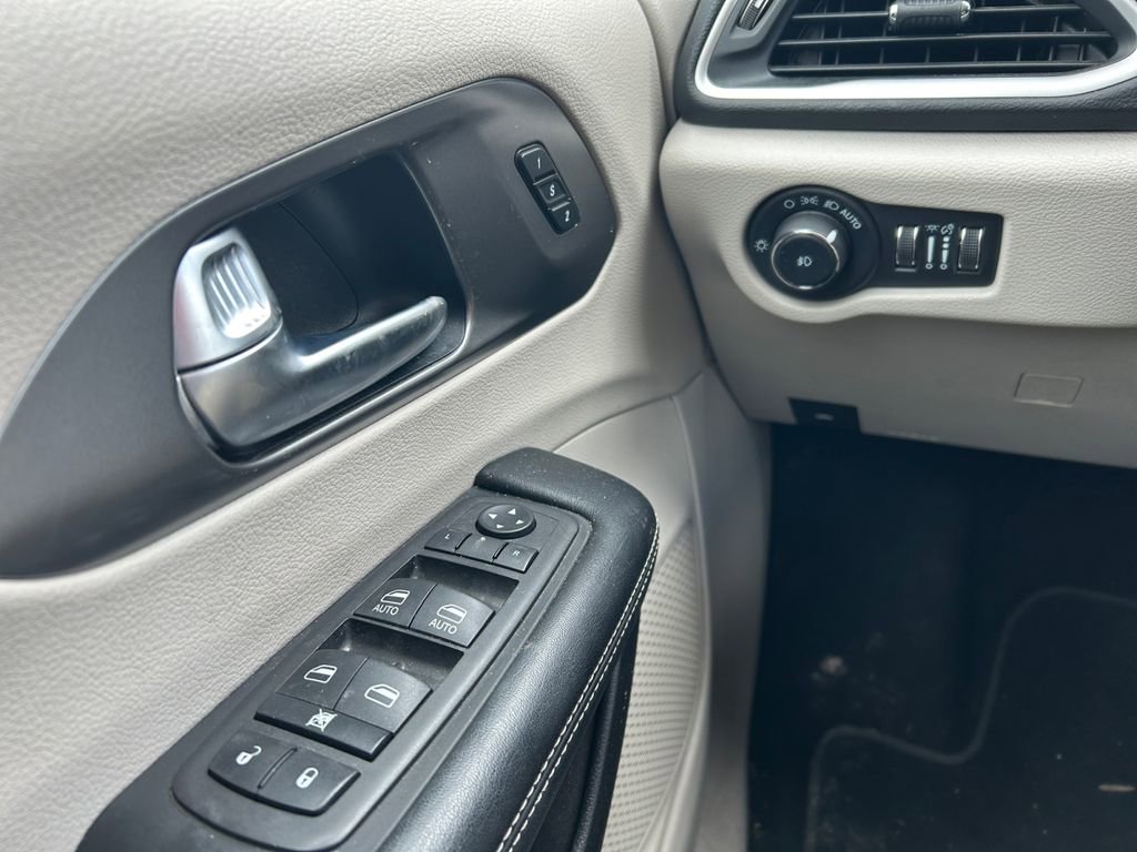 Used 2023 Chrysler Pacifica Touring-L FWD image 18