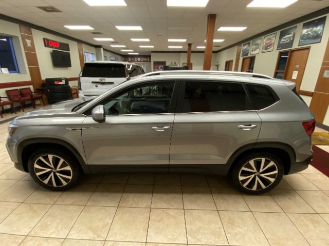 Used 2023 Volkswagen Taos SE AWD/4WD image 2
