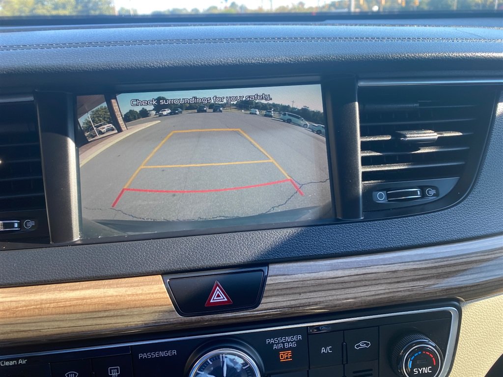 Used 2017 Kia Cadenza Premium w/ Luxury Package FWD image 16