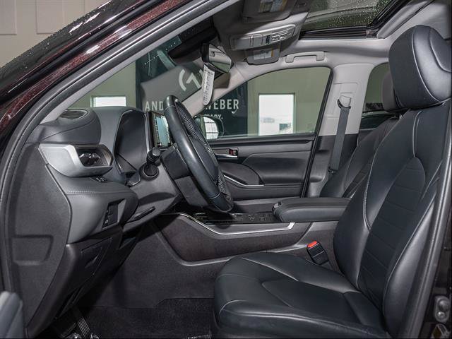 Used 2021 Toyota Highlander XLE AWD/4WD image 9