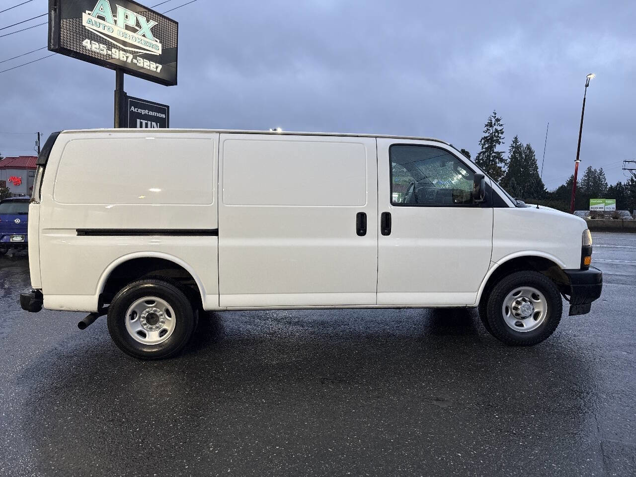 Used 2019 Chevrolet Express 3500 w/ Driver Convenience Package image 9