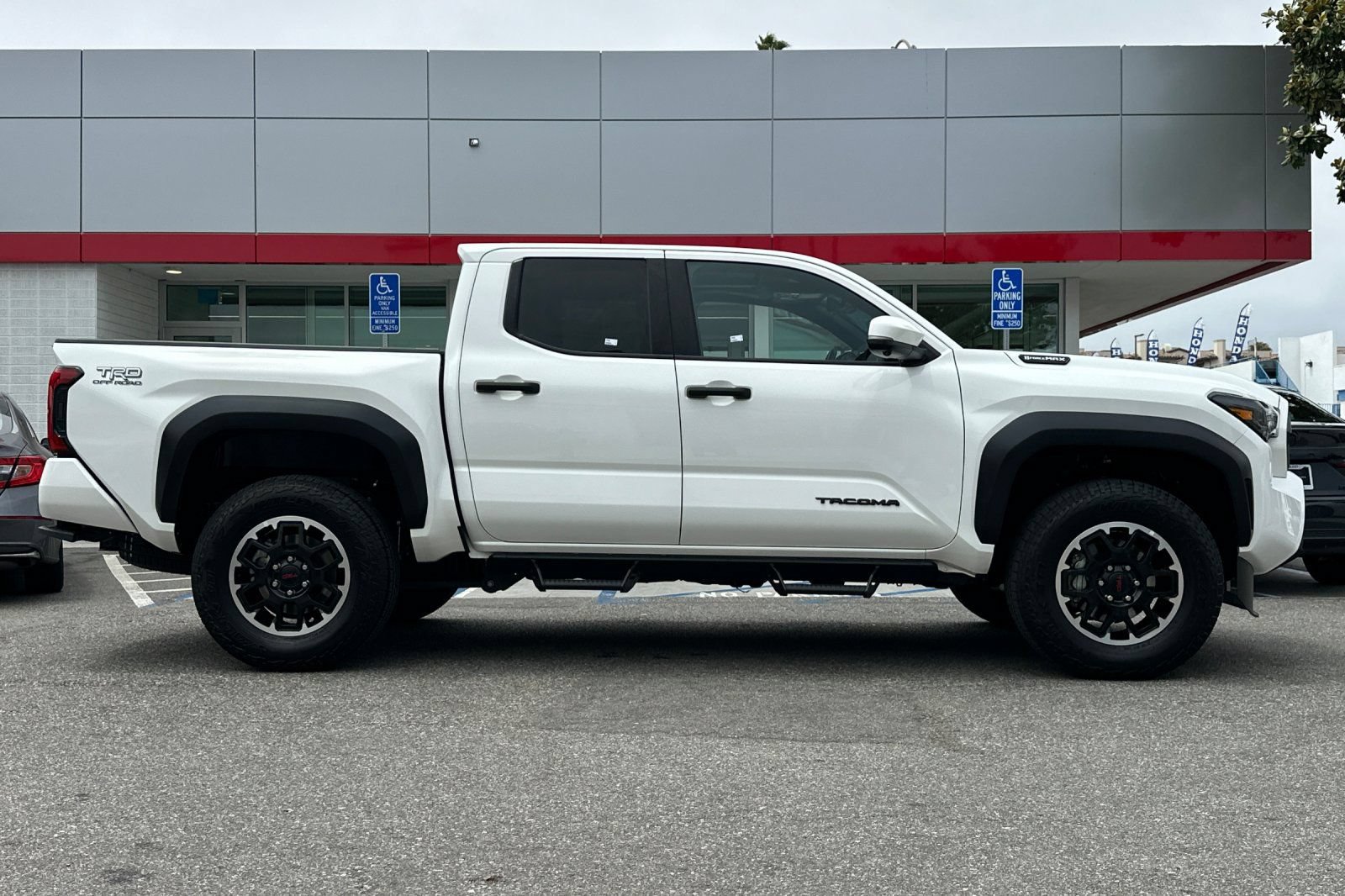 Certified 2025 Toyota Tacoma TRD Off-Road w/ TRD Off Road Premium Package AWD/4WD image 3